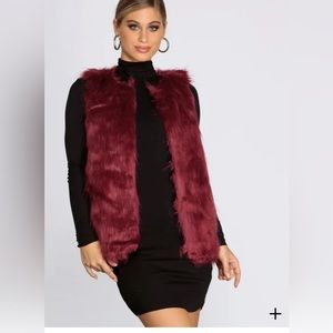 Forever fabulous, this faux fur vest is oh so chic! Size large/ Burgundy !
